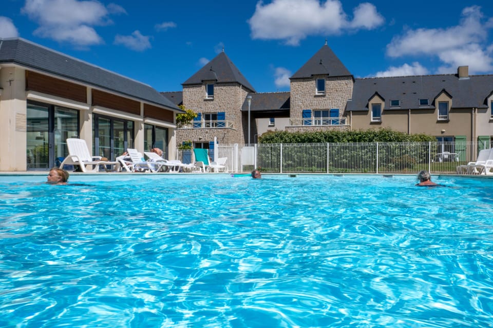 Relax poolside with plenty of space to unwind after a day exploring the beaches and ramparts of Saint-Malo.