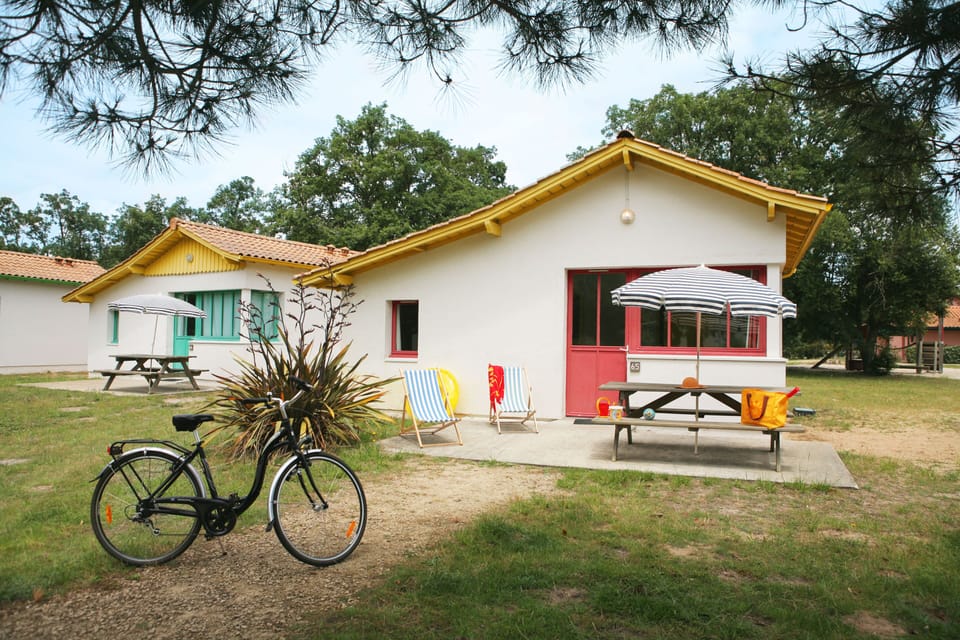 A charming fisherman's village-style house nestled in the pine estate, with bikes available to rent and direct access to the Arcachon Bay cycle paths.