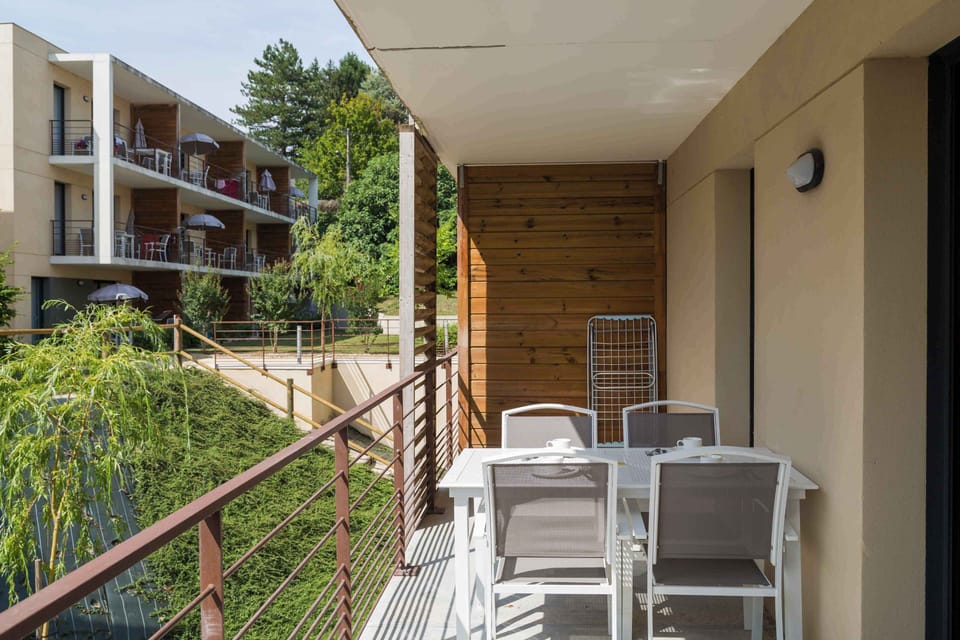 Gather the group on your private balcony and enjoy the calm of the residence gardens — the perfect setting for a leisurely breakfast or an evening glass of Chinon wine.