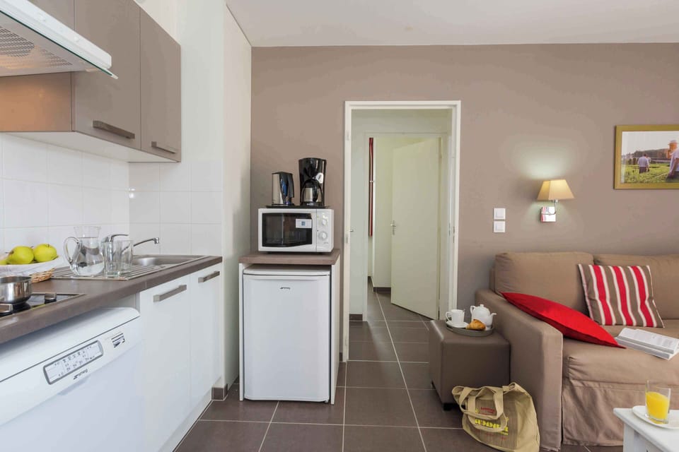 From morning coffee to evening meals, the well-fitted kitchen and open living space make self-catering a pleasure throughout your stay.