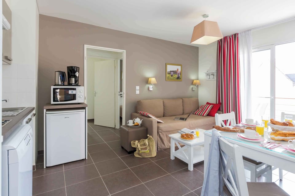 A fully equipped kitchen and spacious dining area provide everything a group of six needs to feel right at home between explorations of Chinon and the Loire Valley.