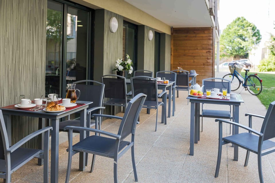 <br>Lush gardens surround the residence, offering a serene green setting just 500 m from Chinon's historic town centre and its shops and restaurants.
