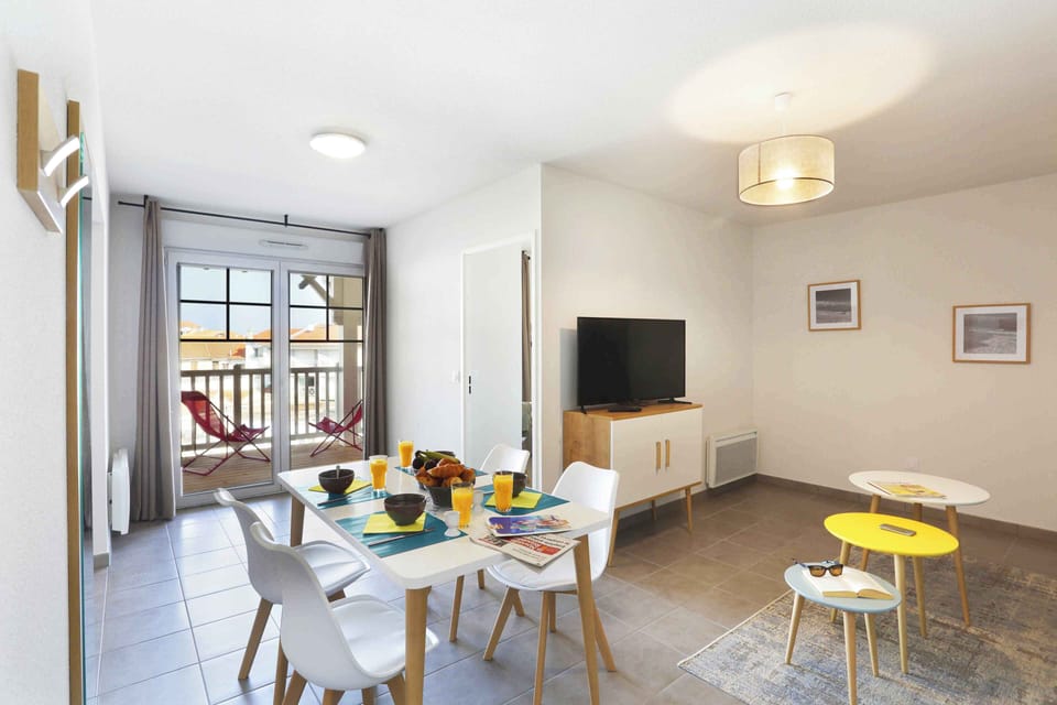 Bright and inviting living space, perfect for enjoying a cozy breakfast with loved ones.