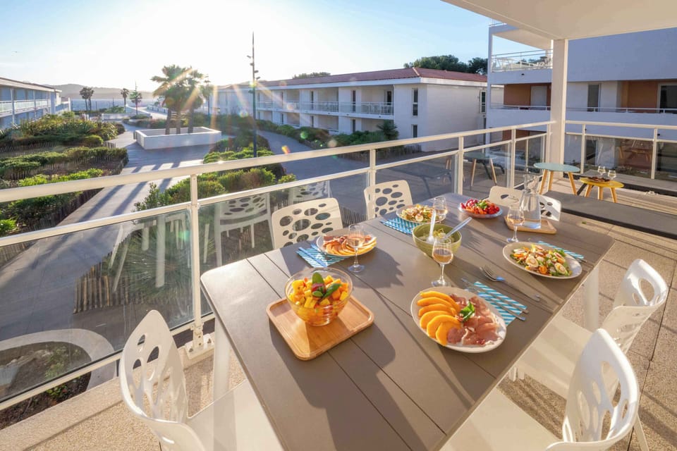 Spacious private terrace with outdoor dining, perfect for sharing a meal al fresco while soaking up the Saint-Mandrier sunshine.