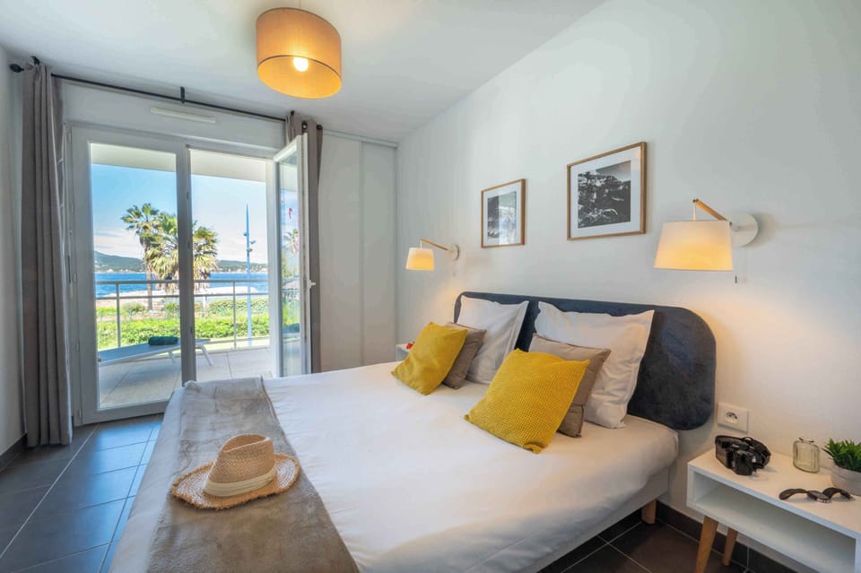 Sun-filled double bedroom with direct views over the sea — fall asleep to the colours of the Côte d'Azur right outside your window.