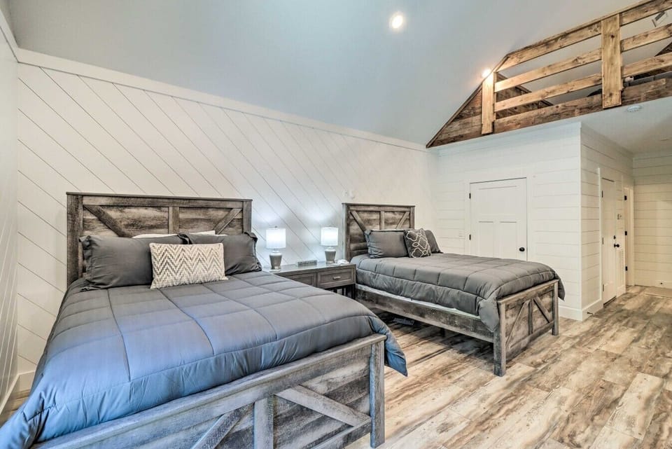 Loft | 4 Queen Beds | Open Space with Cozy Seating