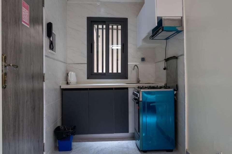 Luxury Single Room, City View | Private kitchen | Mini-fridge, oven, stovetop, cookware/dishes/utensils