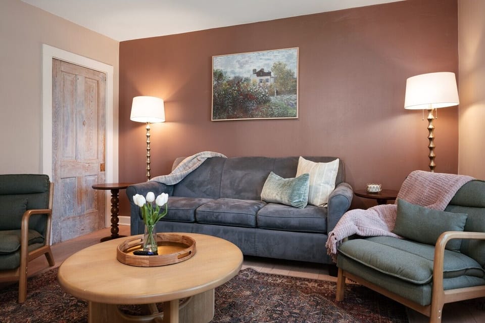 Warm tones and cozy seating for relaxing evenings 🌷🛋️