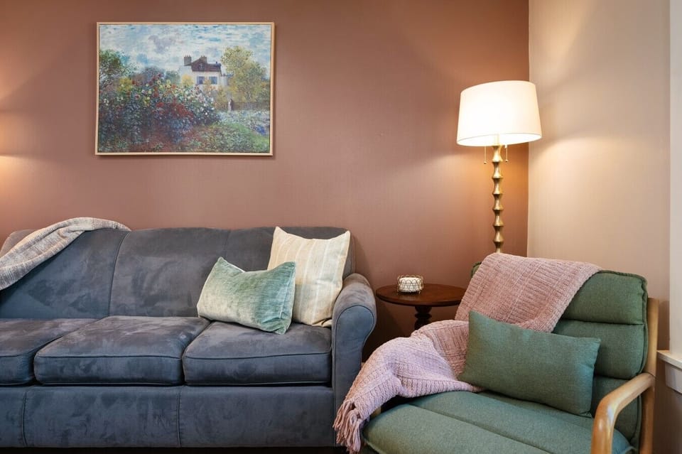 A welcoming living space with comfortable seating and warm lighting. 🛋️💡