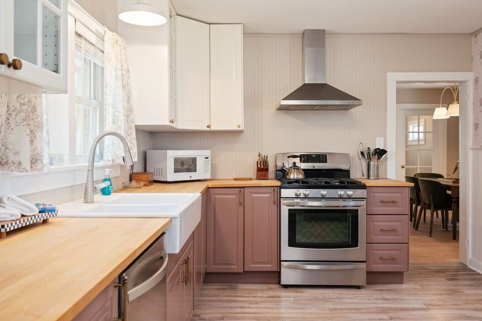 Modern and bright with a mix of wood and pastel tones. 🍳✨