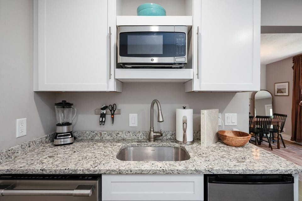 Granite countertops, stainless steel sink, and essential appliances for a convenient stay. 🍳💧