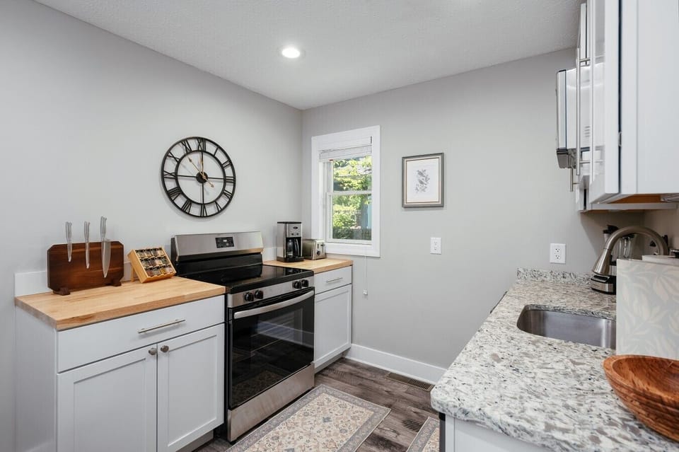 Modern and clean kitchen space. 🍳☕