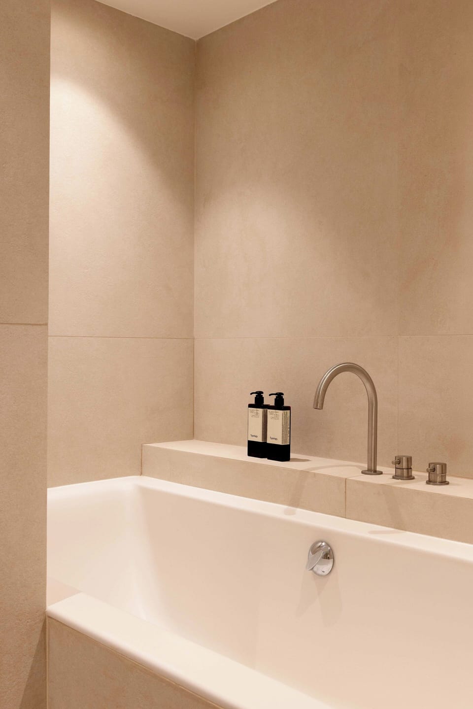 Apartment | Bathroom | Bathtub, hair dryer, towels, shampoo