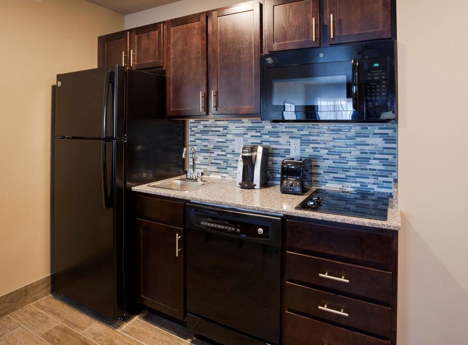 Coffee/tea maker, fridge, microwave