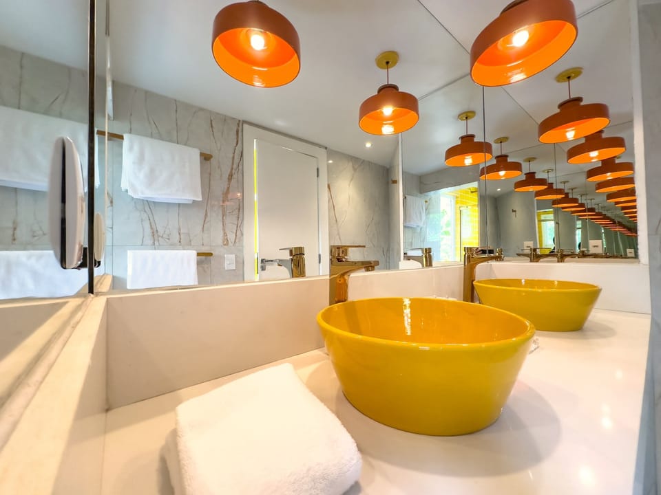 Superior Suite | Bathroom | Free toiletries, hair dryer, bathrobes, towels