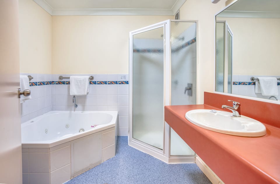 Water View Twin | Bathroom | Shower, free toiletries, hair dryer, towels
