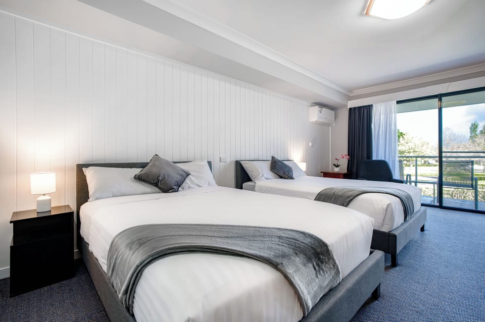 Upstairs Garden View Deluxe King/Twin | Premium bedding, in-room safe, individually furnished, desk