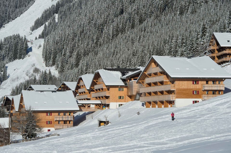 Le Grand Lodge in winter — five traditional Savoyard chalets blanketed in snow, just 800 m from the Châtel ski lifts.