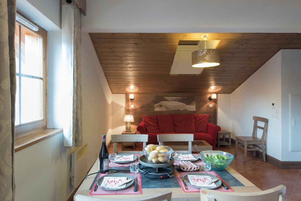 A bright additional dining space with room for everyone — because the best mountain memories are made around the table together.