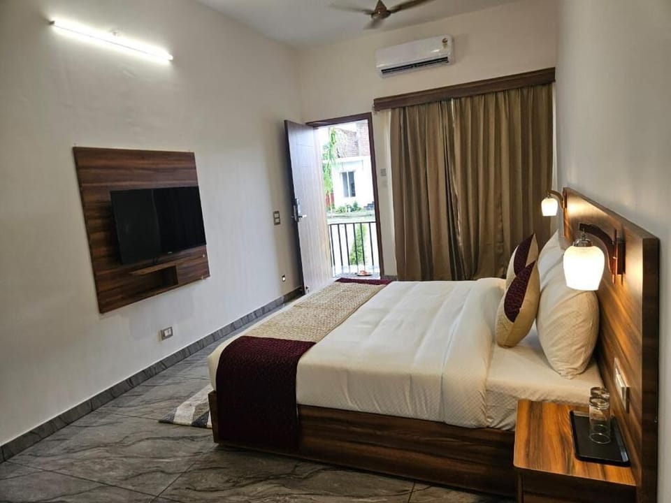 In-room safe, desk, free WiFi