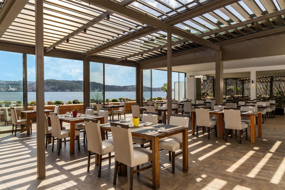 2 restaurants; lunch and dinner served
