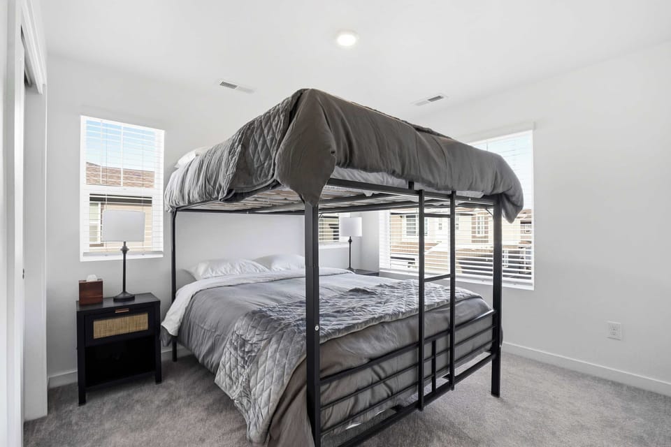 Bunk Bedroom for Family & Kids