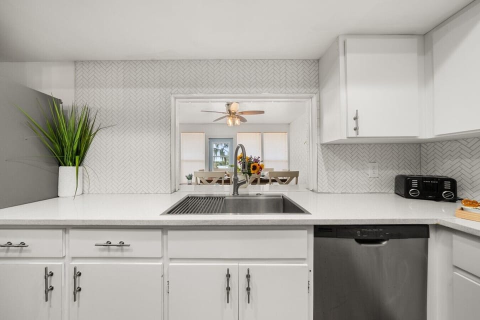 Kitchen | Dishwasher | Breakfast Nook Access