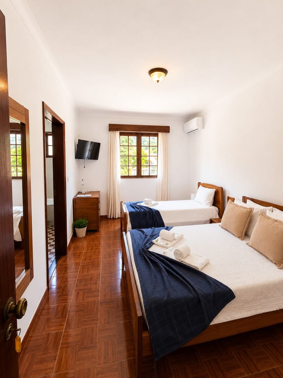 Triple Room, Mountain View | In-room safe, free WiFi