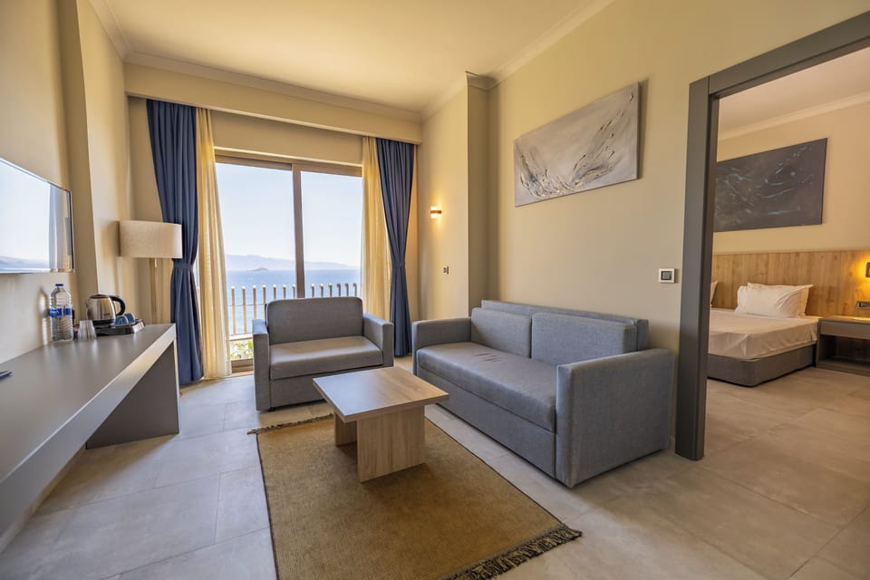 Superior Suite, Balcony | Minibar, in-room safe, desk, bed sheets