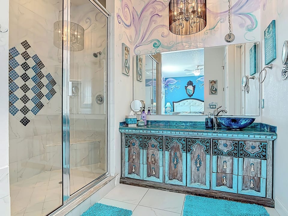 Mermaid Suite | Bathroom | Shower, free toiletries, bathrobes, towels