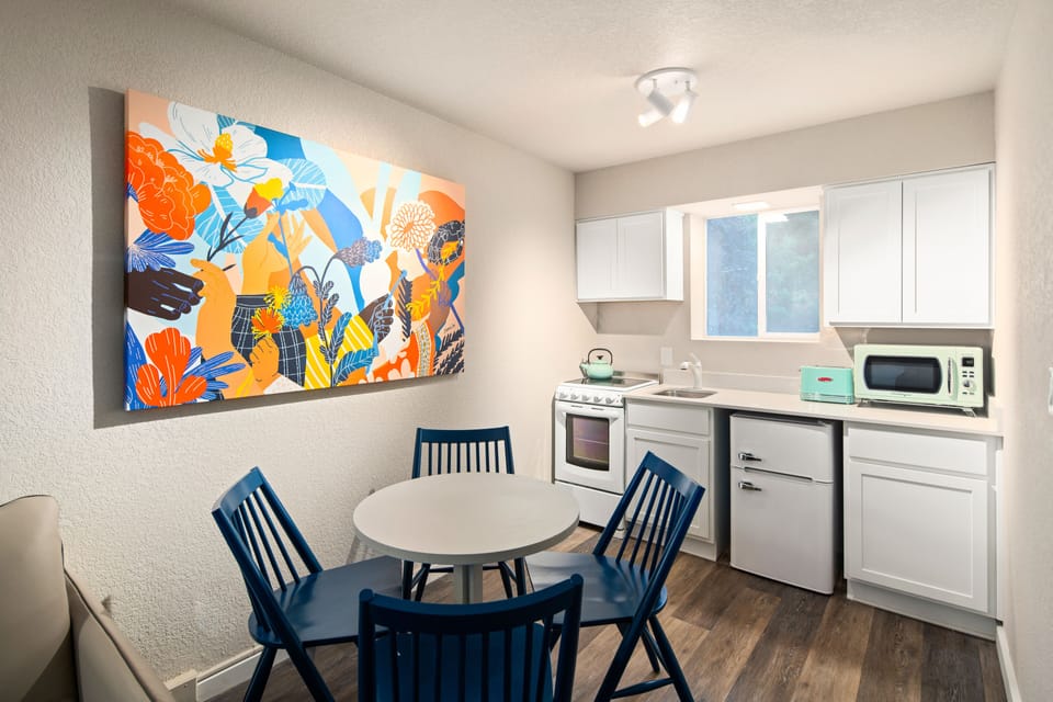 Comfort Studio Suite, 1 King Bed with Sofa bed | Private kitchen | Mini-fridge, microwave