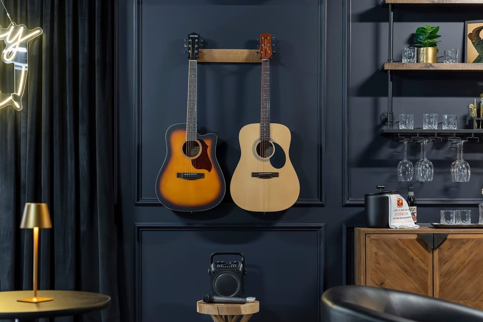 Play your country anthem on the speaker or live with the guitars!