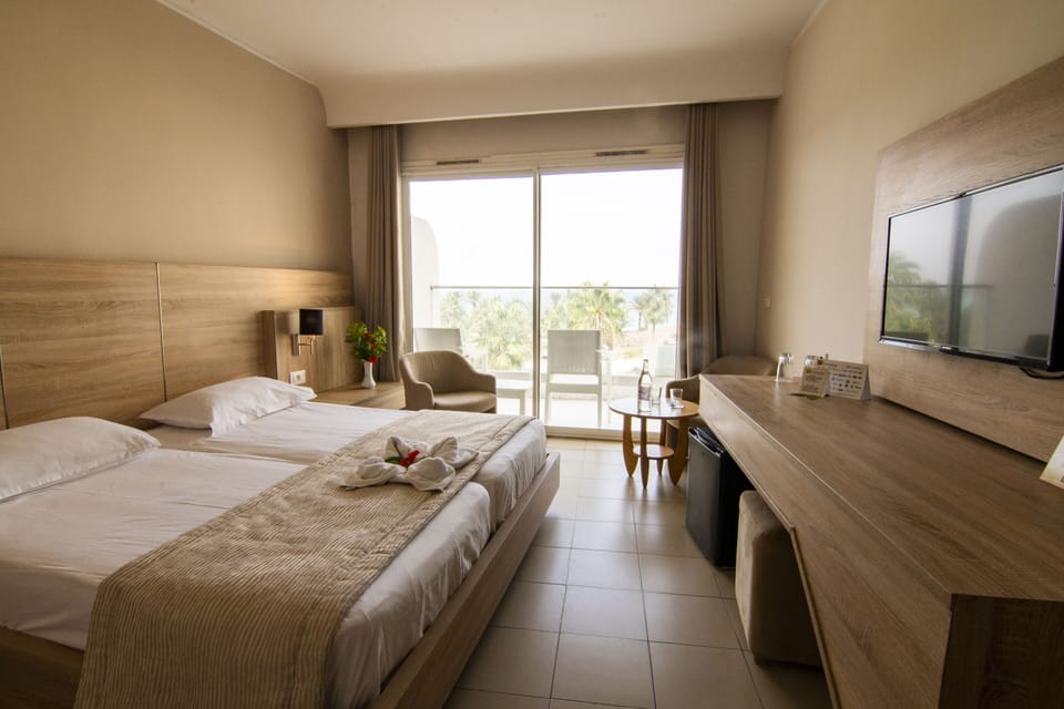 Minibar, in-room safe, blackout drapes, WiFi (free)