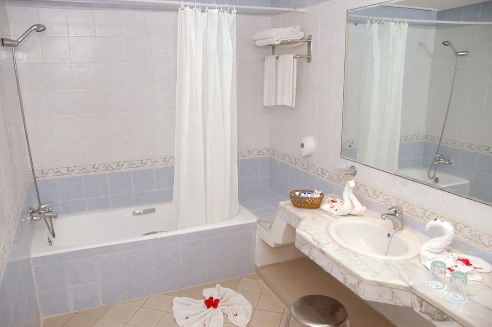 Combined shower/tub, hair dryer, towels