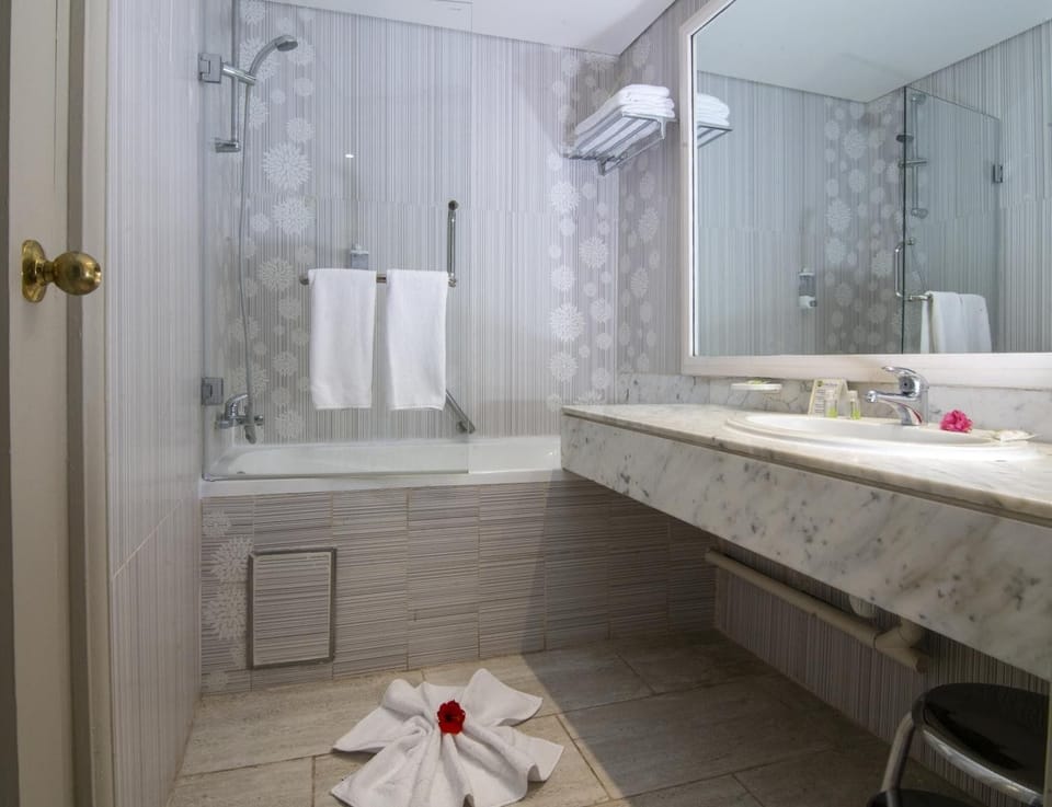 Minibar, in-room safe, blackout drapes, WiFi (free)