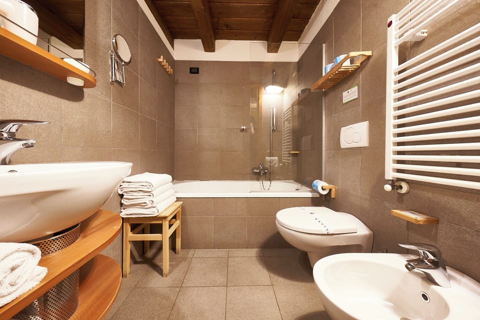 Superior Quadruple Room (SPA Access) | Bathroom | Free toiletries, hair dryer, bathrobes, bidet