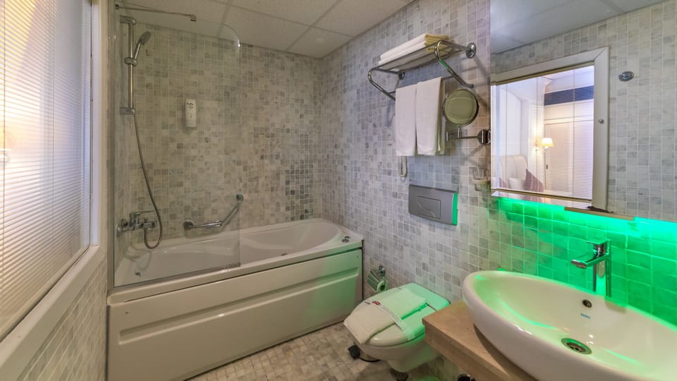 Suite Pool View Adult Only | Bathroom | Combined shower/tub, hair dryer, towels