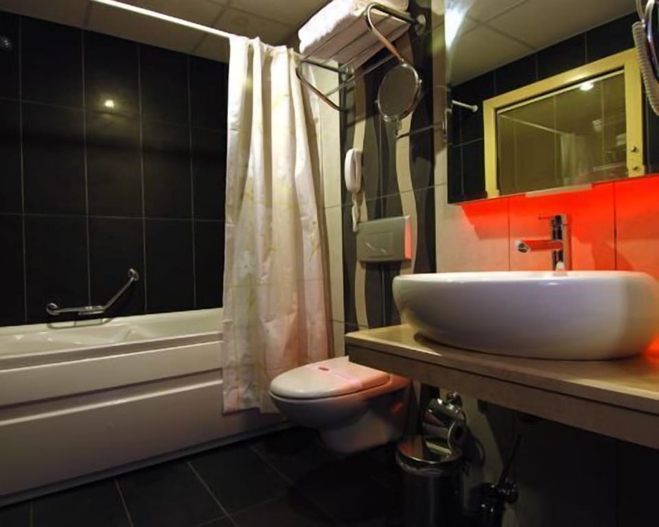 Suite | Bathroom | Combined shower/tub, hair dryer, towels
