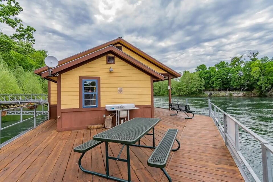 Picnic area at the marina.  They sell fishing permits and snacks too!
