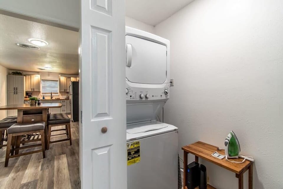 House, Multiple Beds, Hot Tub, Garden View (102 Aberdeen) | Laundry