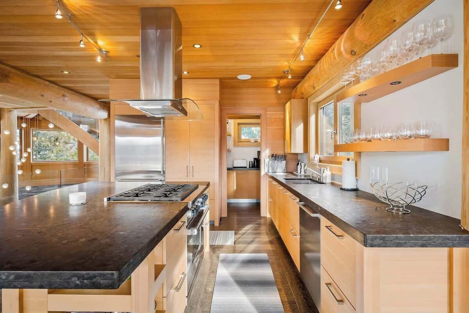 Full kitchen well equipped with everyone you would need to cook up a delicious dinner. 