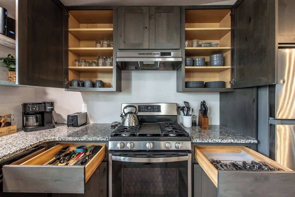 House, Multiple Beds, Hot Tub, Garden View (5826 Hinman) | Private kitchen