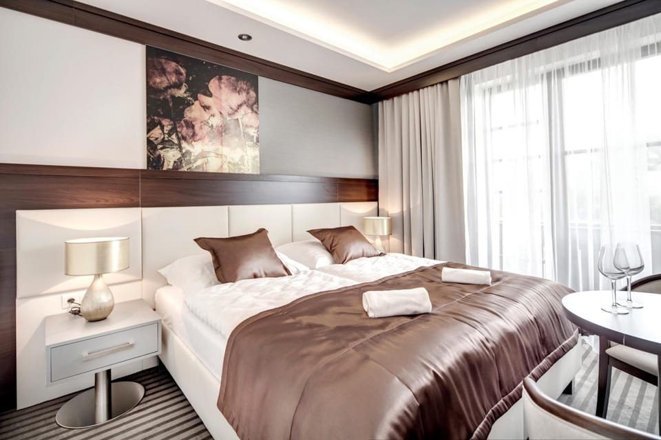 Minibar, in-room safe, WiFi (free), bed sheets