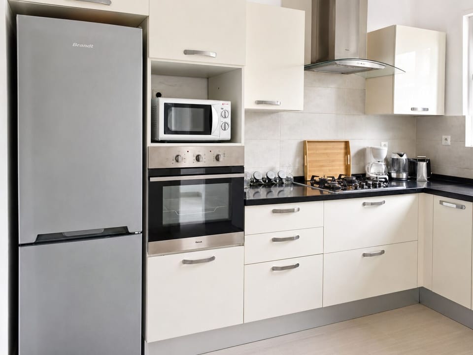 Deluxe Villa, Balcony, Pool View | Private kitchen | Fridge, microwave, oven, cookware/dishes/utensils