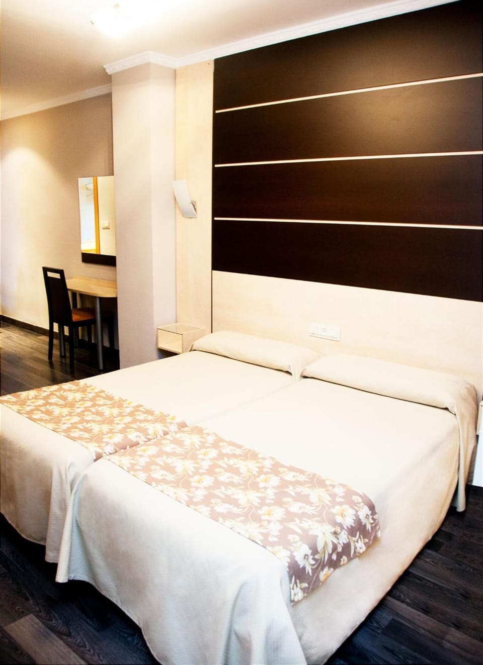 Hypo-allergenic bedding, in-room safe, desk, free WiFi