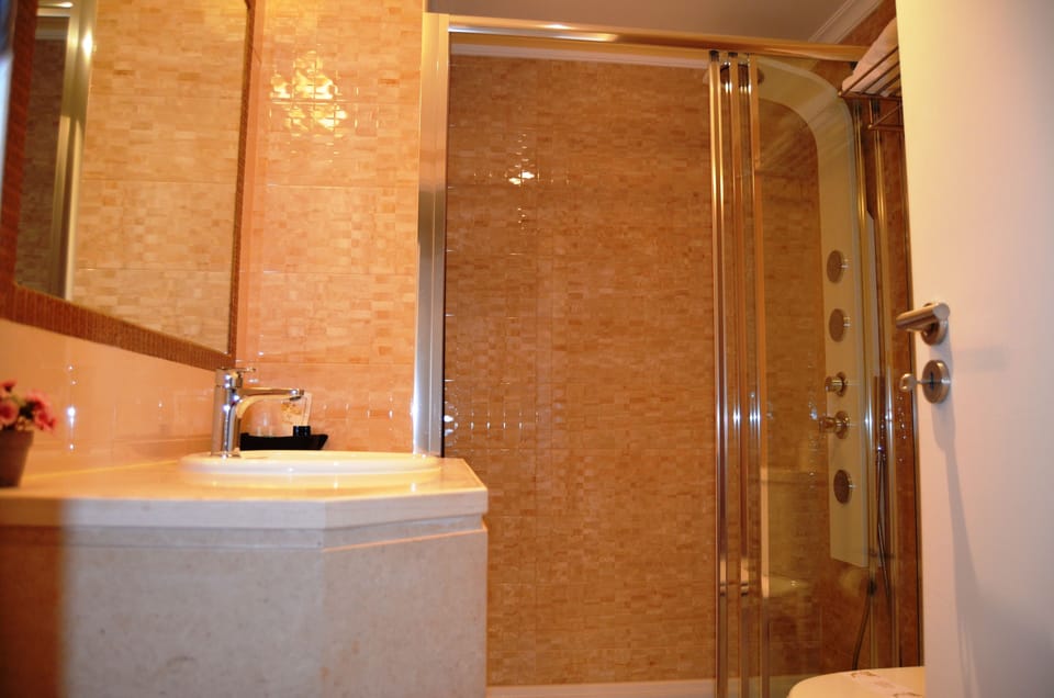 Superior Double Room | Bathroom | Free toiletries, hair dryer, slippers, bidet