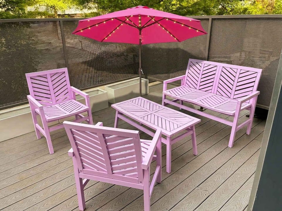 🌸 Step outside to your private pink patio — pink furniture, umbrella, and a BBQ grill ready for morning coffees, afternoon happy hours, and sunset hangs. Your Austin backyard awaits.