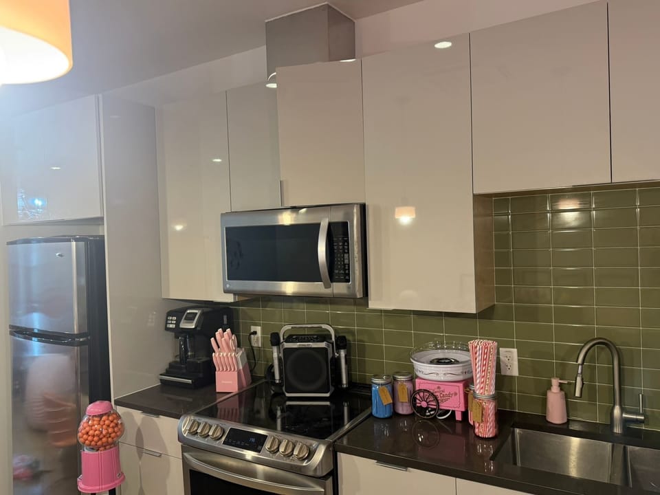 🍭 Yes — there's a cotton candy and gumball machine. The Pink Longhorn's full kitchen comes stocked with everything your group needs, including the sweetest surprise in Austin. Because why not?