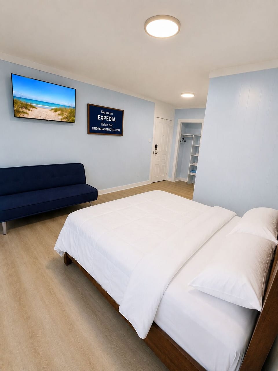 Family Suite with Couch | WiFi (free), bed sheets