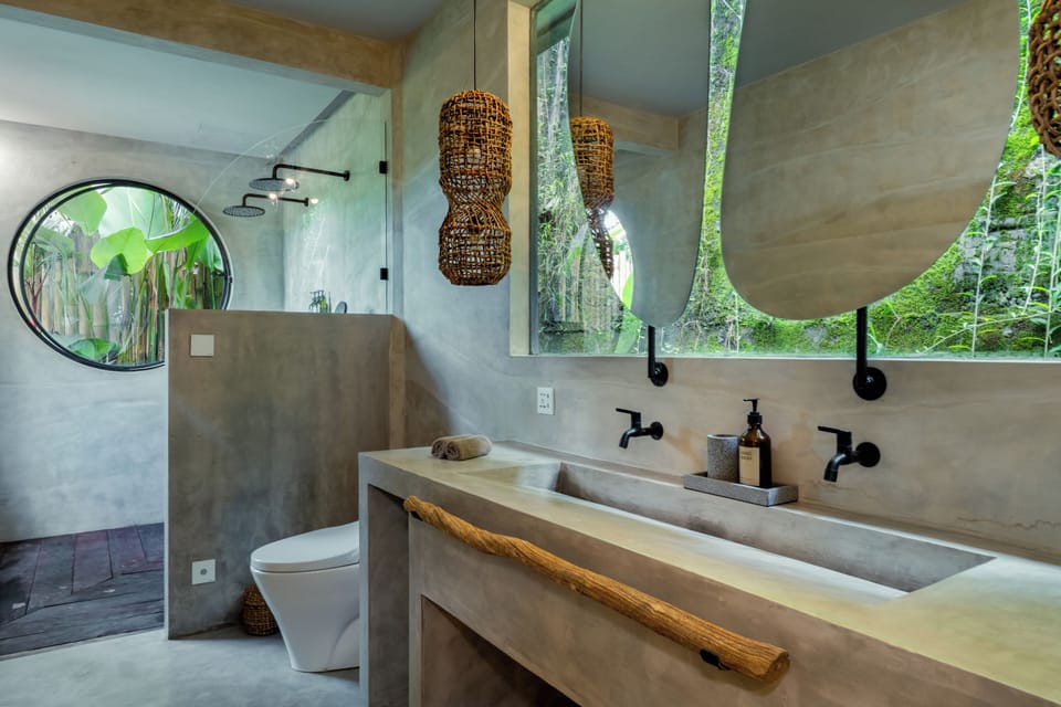 Deluxe Suite, Private Pool, Valley View | Bathroom | Shower, rainfall showerhead, free toiletries, hair dryer